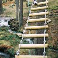 PONTE TARZAN. PONTE DE TABELAS DE MADEIRA